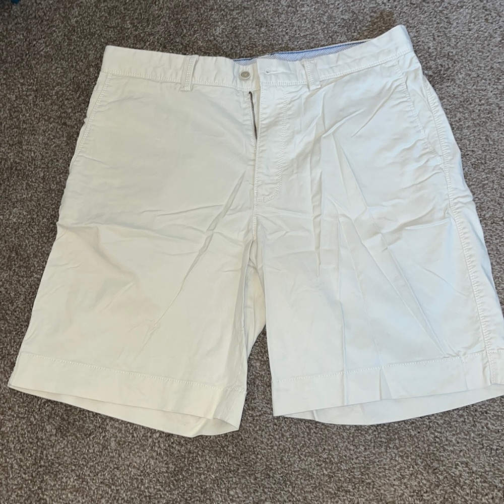 Men’s light khaki/cream shorts